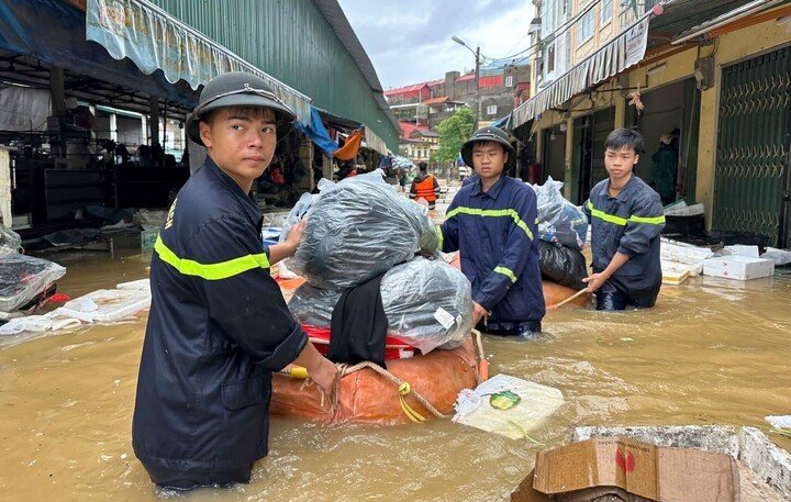 Hơn 1.000 người tham gia hỗ trợ tiểu thương chợ Giếng Vuông di chuyển tài sản.