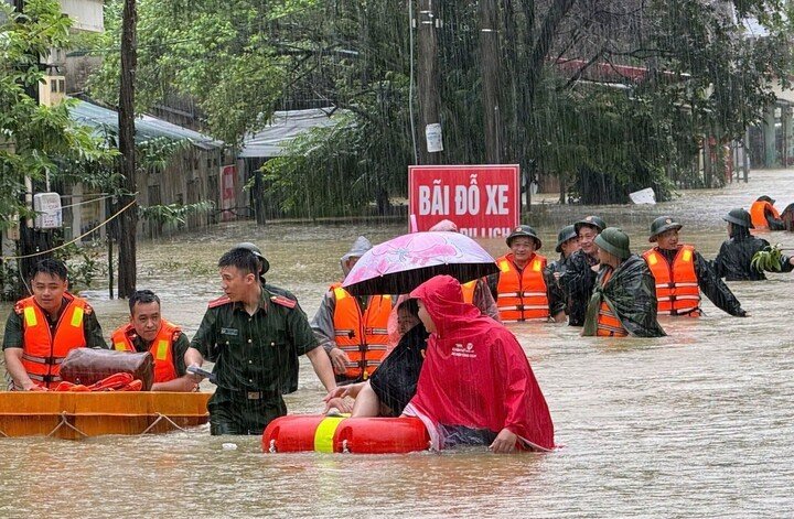 Mưa to cũng làm nhiều tuyến đường ngập sâu, giao thông bị chia cắt. (Ảnh: Công an Lạng Sơn).