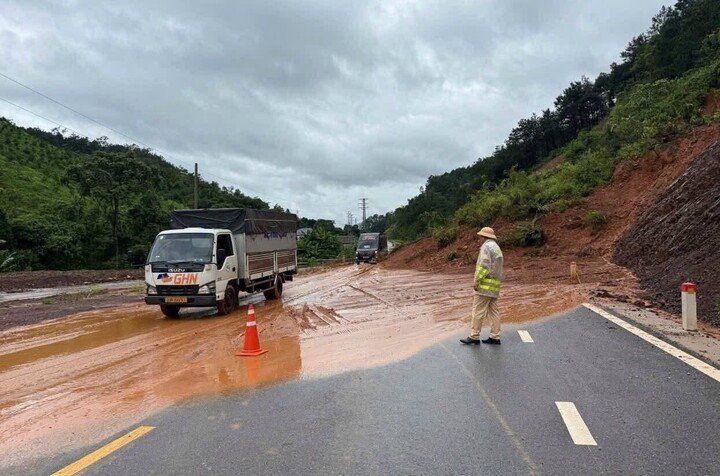 Nhiều đoạn đường bị sạt lở, gây nguy hiểm cho người tham gia giao thông. (Ảnh: Công an Lạng Sơn).