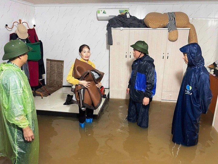 Lực lượng chức năng phường Tuần Châu, tỉnh Quảng Ninh hỗ trợ di dời người dân bị nước ngập sâu đến nơi an toàn. (Ảnh: Nguyễn Hoàng)