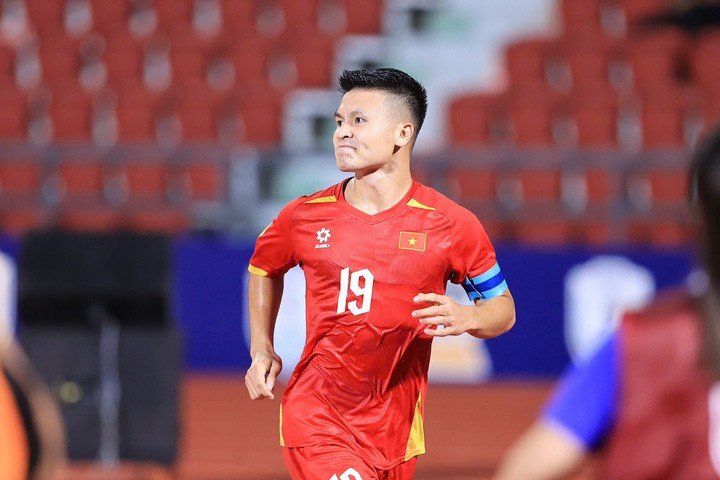 Nguyễn Quang Hải lập siêu phẩm vào lưới Thái Lan.