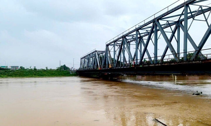 4h ngày 23/8, lũ trên sông Thương tại trạm thuỷ văn Phủ Lạng Thương ở mức trên báo động 2. (Ảnh: Mai Toan)