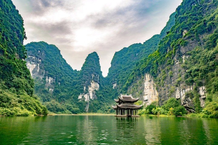 Khu du lịch sinh thái Tràng An tạm dừng toàn bộ hoạt động từ ngày 23/8 để bảo đảm an toàn cho du khách do ảnh hưởng của bão số 4.