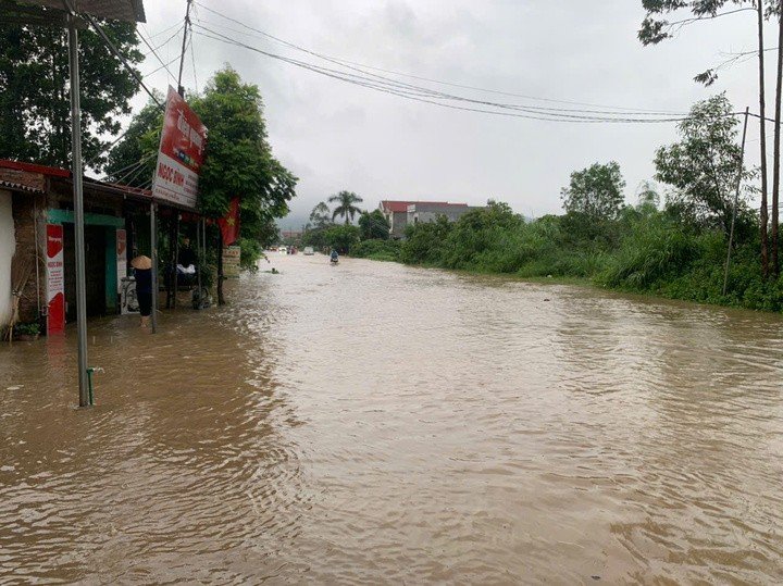 Đường vào thôn Đồng Mạ, xã Trường Sơn ngập sâu. (Ảnh: Hà Quốc Hưng)