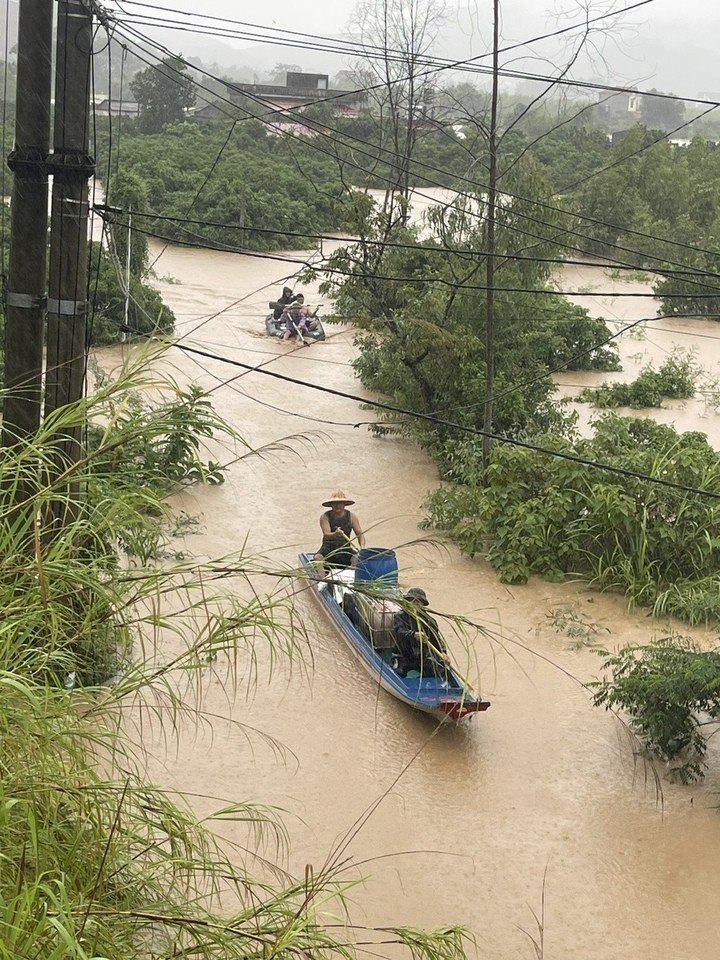 Nhiều tuyến đường vào thôn Đồng Mạ ngập sâu, chỉ thuyền nhỏ mới có thể tiếp cận, đưa nhu yếu phẩm vào các khu vực bị chia cắt. (Ảnh: Hà Quốc Hưng).