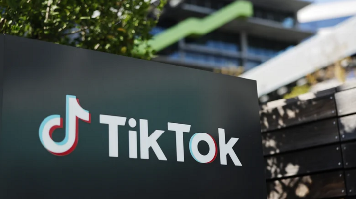 Logo TikTok bên ngoài trụ sở công ty. (Ảnh: Getty Images)