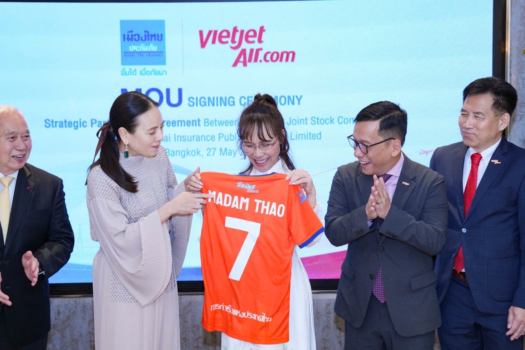 23-1787470459-vietjet-va-vikki-tiep-lua-sac-do-ruc-khan-dai-viet-nam-thang-thuyet-phuc-thai-lan-2-0