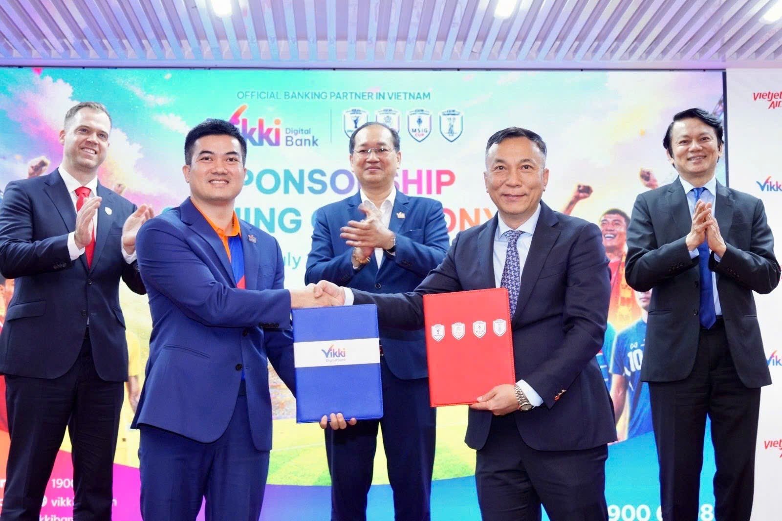 23-1787470460-vietjet-va-vikki-tiep-lua-sac-do-ruc-khan-dai-viet-nam-thang-thuyet-phuc-thai-lan-2-0