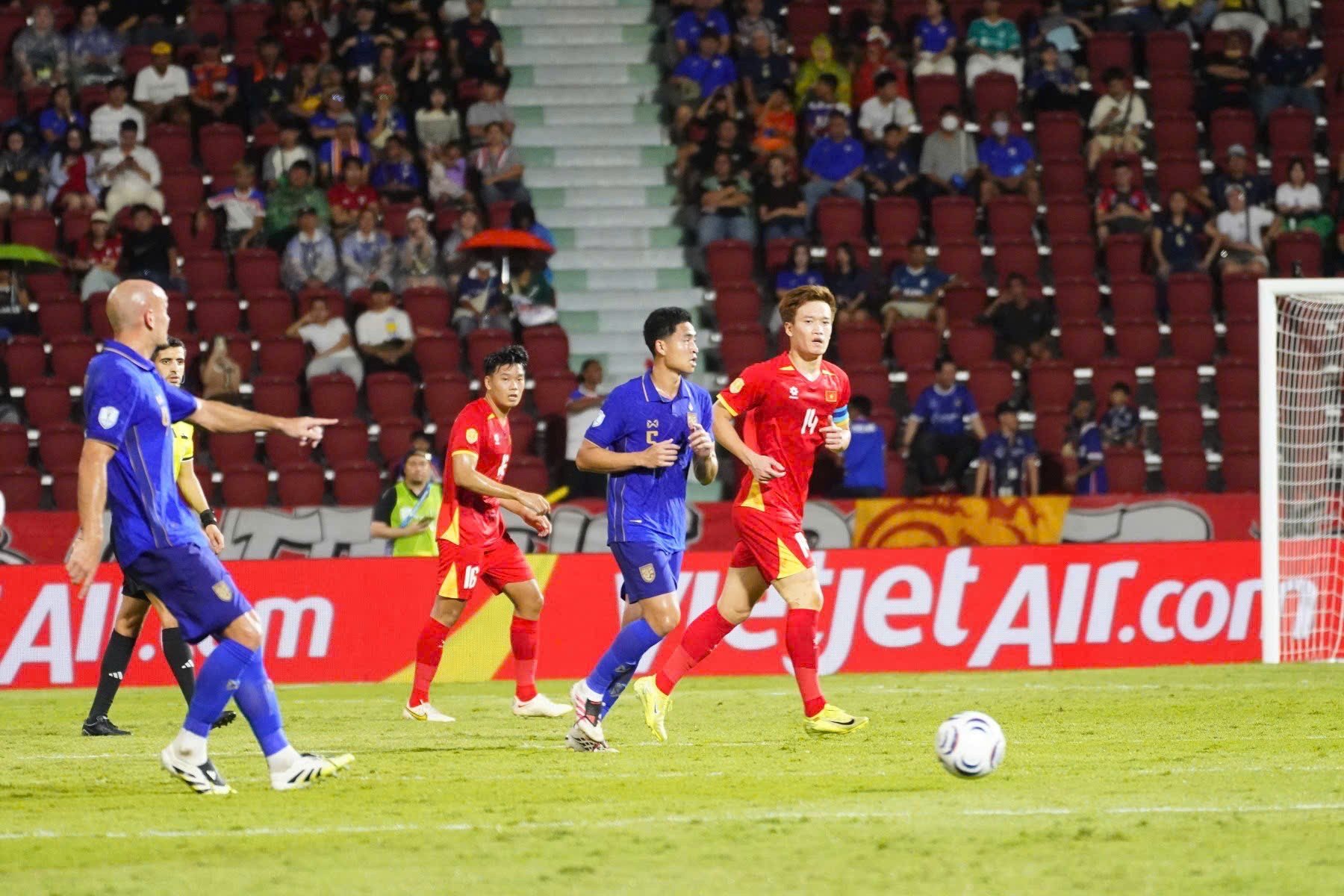 23-1787470460-vietjet-va-vikki-tiep-lua-sac-do-ruc-khan-dai-viet-nam-thang-thuyet-phuc-thai-lan-2-0