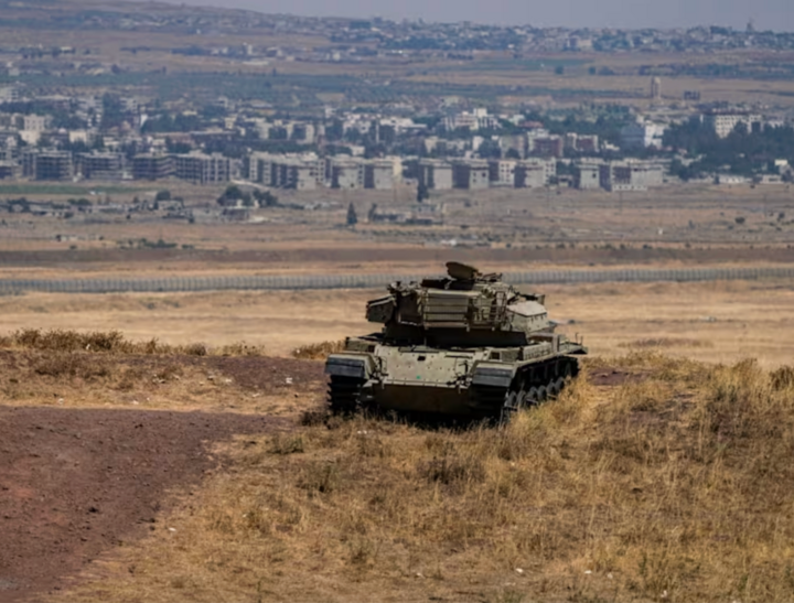 Chiếc xe tăng của Israel hoạt động gần đường ranh giới ngừng bắn tại Cao nguyên Golan. (Ảnh: Reuters)