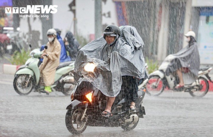 Trước dự báo Hà Nội mưa lớn, có nơi mưa rất to và nguy cơ ngập úng, nhiều trường chuyển sang dạy học trực tuyến ngày 24/8 để bảo đảm an toàn. (Ảnh: Minh Đức)