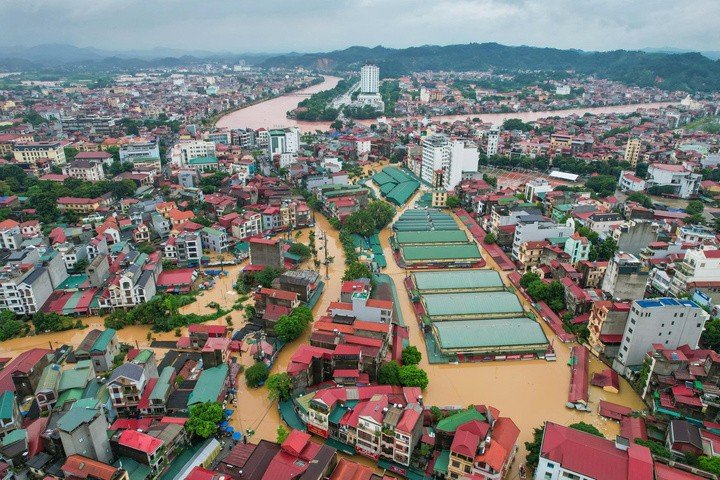 Mưa lớn kéo dài khiến nhiều khu vực ở Lạng Sơn chìm trong nước, mực nước trên nhiều sông dâng cao vượt báo động III. (Ảnh: Trần Hùng).