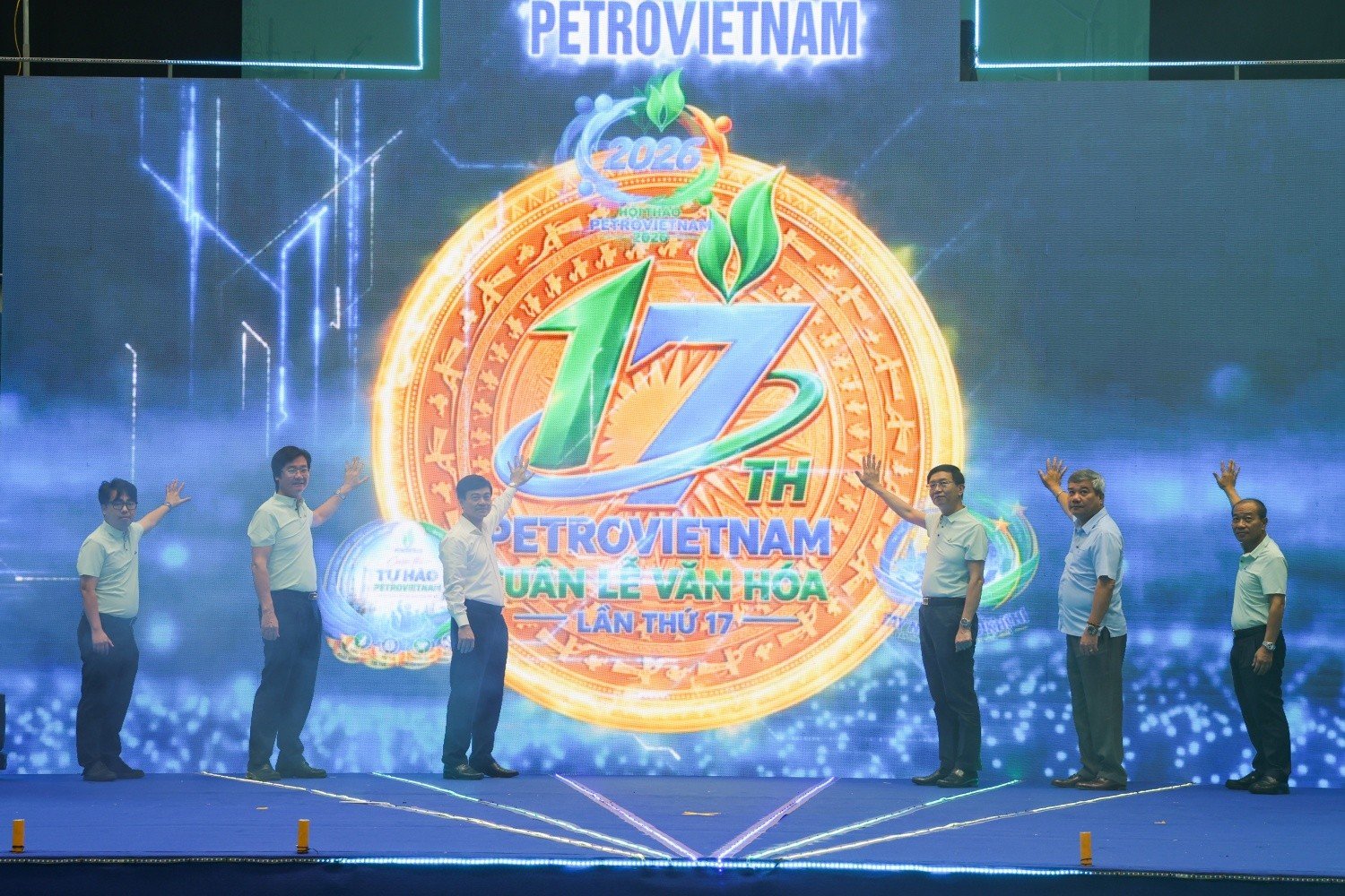 Các đại biểu thực hiện nghi thức khởi động các hoạt động của Tuần lễ Văn hóa PETROVIETNAM lần thứ XVII năm 2026.