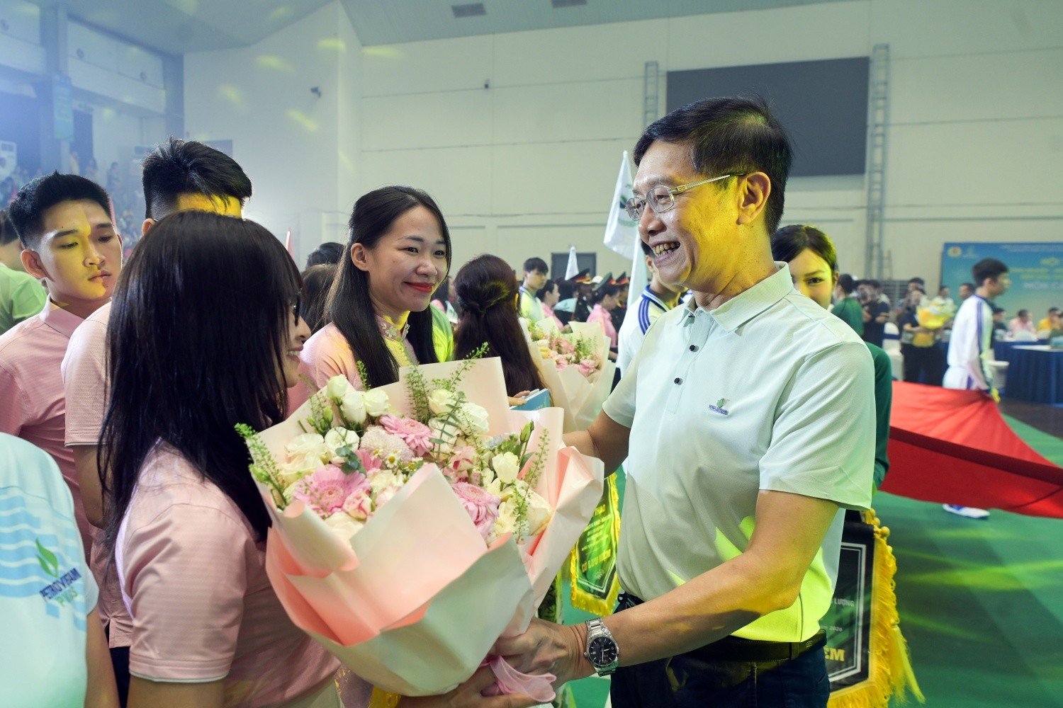 Đồng chí Trần Quang Dũng trao cờ lưu niệm và tặng hoa các đoàn vận động viên tham dự hội thao.