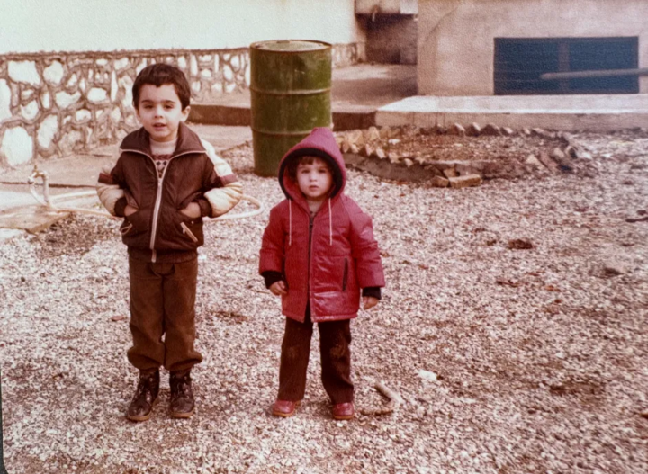 Eiman (bên phải) và em trai Alex (bên trái) lớn lên ở Iran. (Ảnh: Eiman Jahangir)