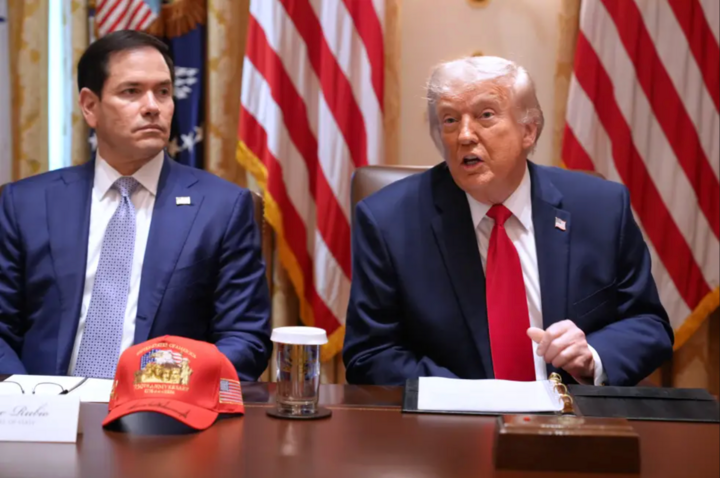 Tổng thống Mỹ Donald Trump ngồi cạnh Ngoại trưởng Marco Rubio. (Ảnh: AP)