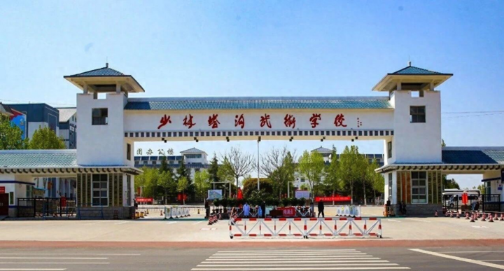 Trường Võ thuật Tháp Câu Đăng Phong (Hà Nam) là ngôi trường nổi tiếng ở Trung Quốc