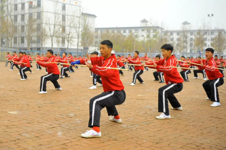Trường Võ thuật Tháp Câu Đăng Phong có tên đầy đủ là Trường Võ thuật Tung Sơn Thiếu Lâm Tháp Câu Đăng Phong