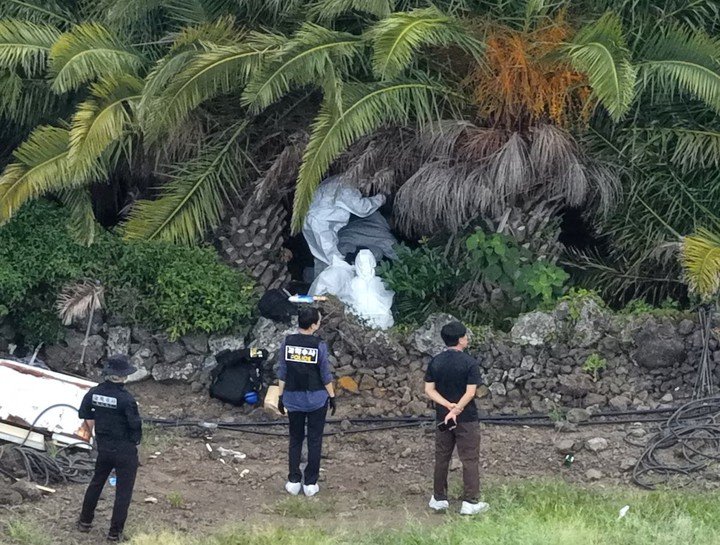 Cảnh sát kiểm tra hiện trường nơi phát hiện thi thể cô Jang Mi-ran. (Ảnh: Reuters)