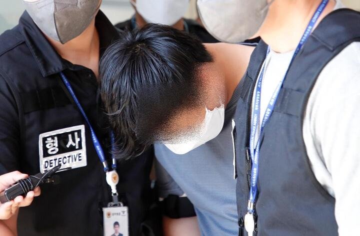 Viên cảnh sát họ Bu tham dự phiên điều trần xem xét bắt giữ tại Toà án Quận Jeju. (Ảnh: Korea Times)