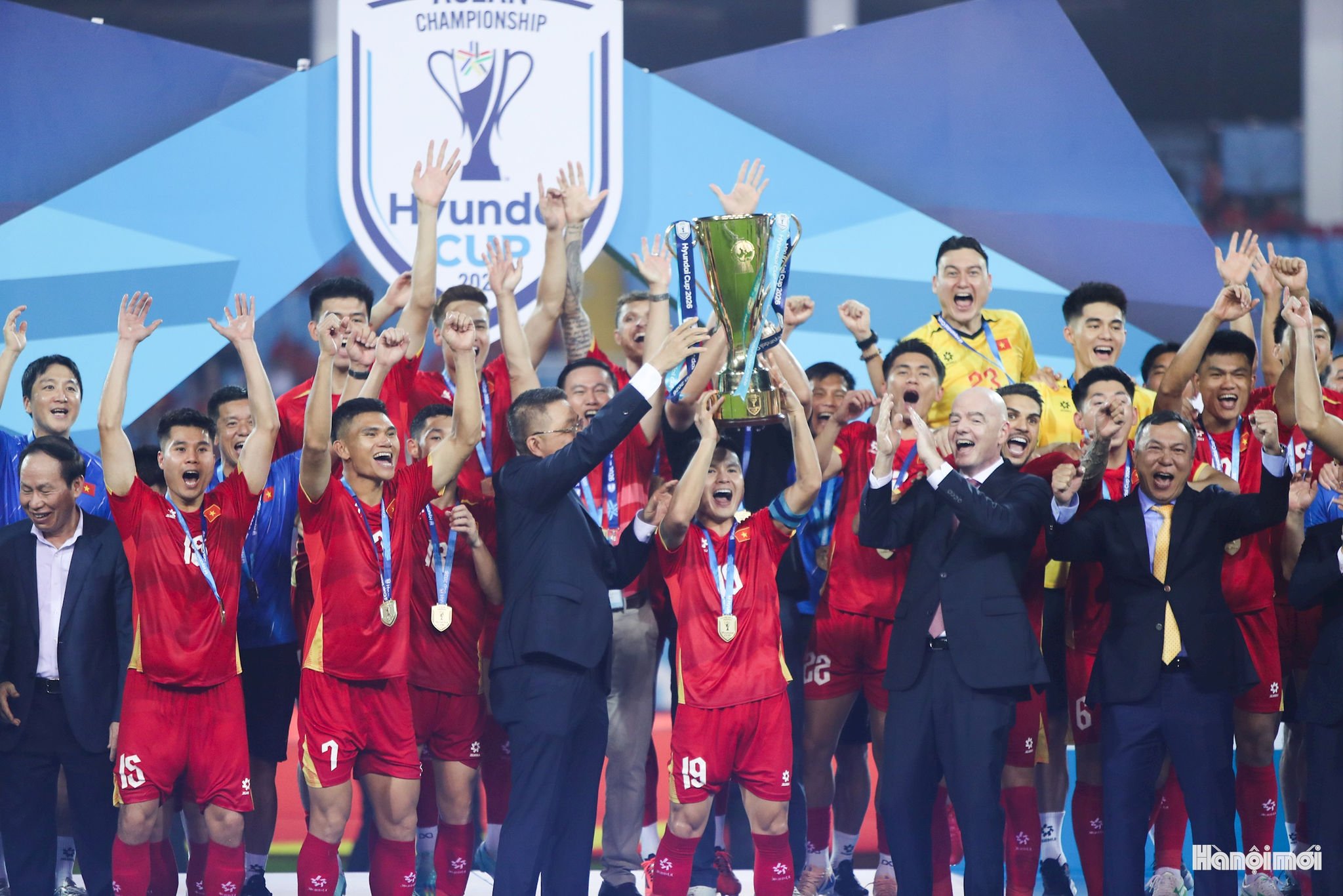 Ban Tổ chức trao cup cho đội trưởng Quang Hải. Ảnh: Ngọc Tú