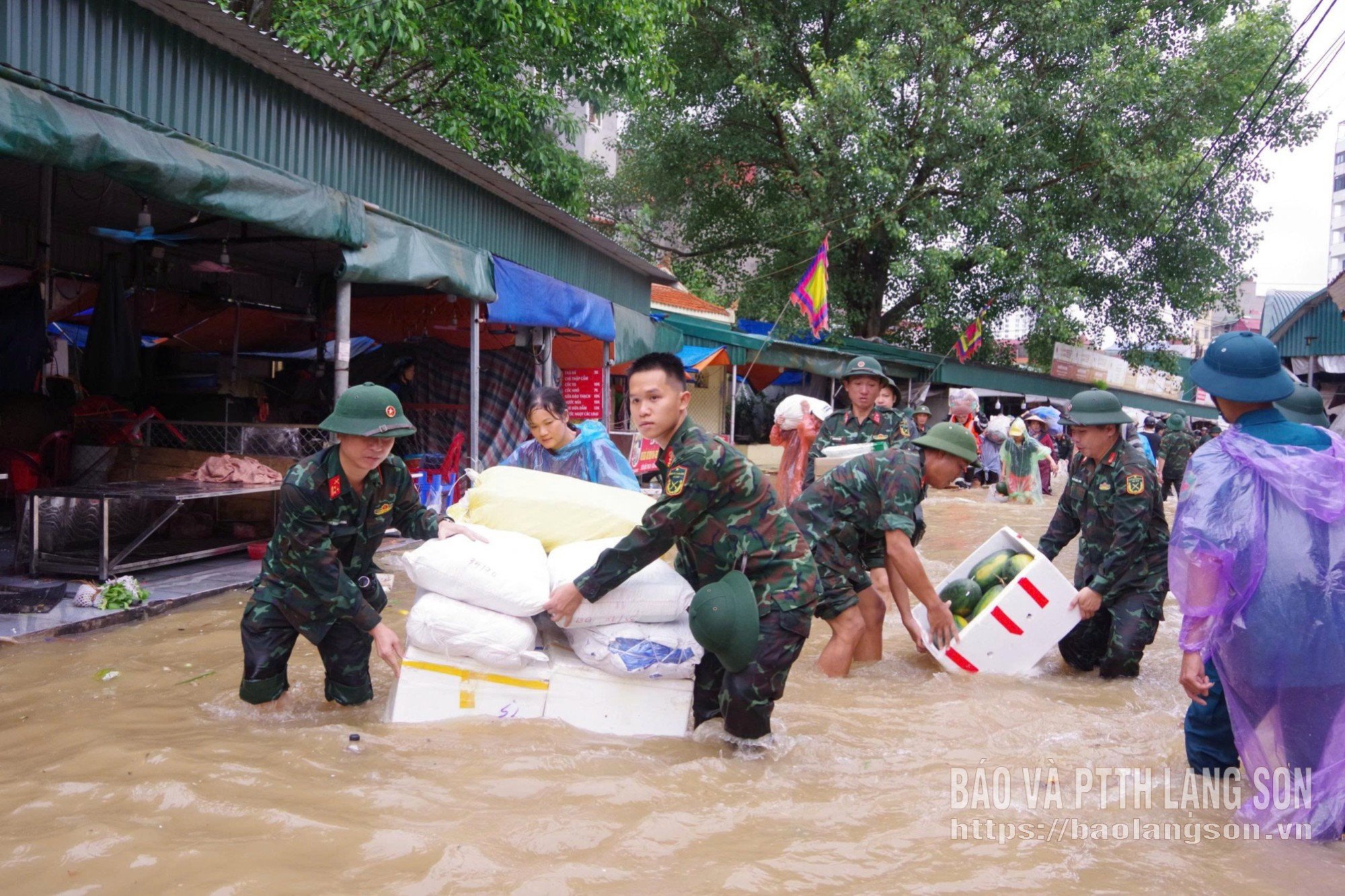 Hỗ trợ người dân nhu yếu phẩm tại Lạng Sơn. Ảnh: Báo Lạng Sơn.