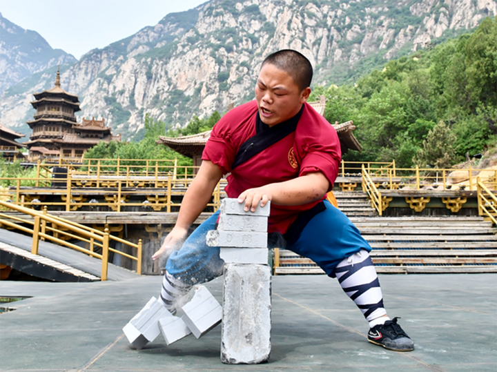 Ngày nay, các tiết mục chặt gạch vẫn xuất hiện ở các chương trình biểu diễn võ thuật