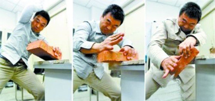Ông Ngụy Kiều Dũng chặt gạch trong lớp học
