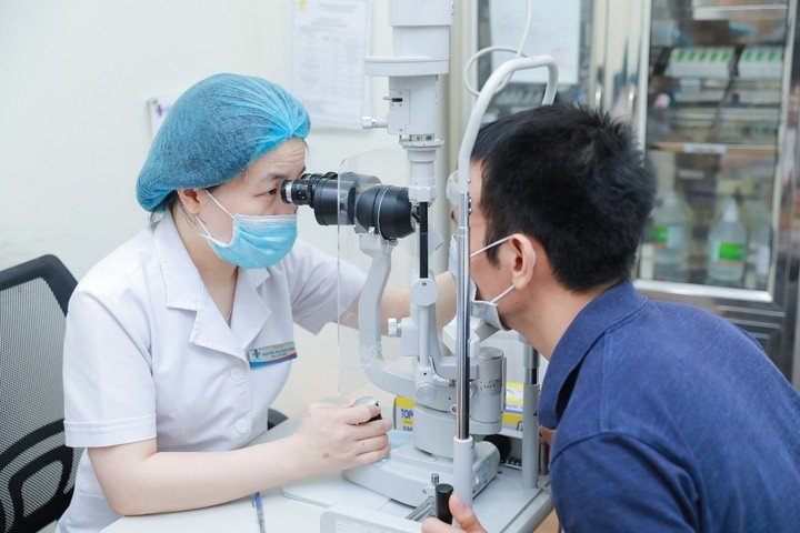 Tài xế lái ô tô được khám nhiều chuyên khoa khi khám sức khỏe định kỳ (Ảnh minh họa)