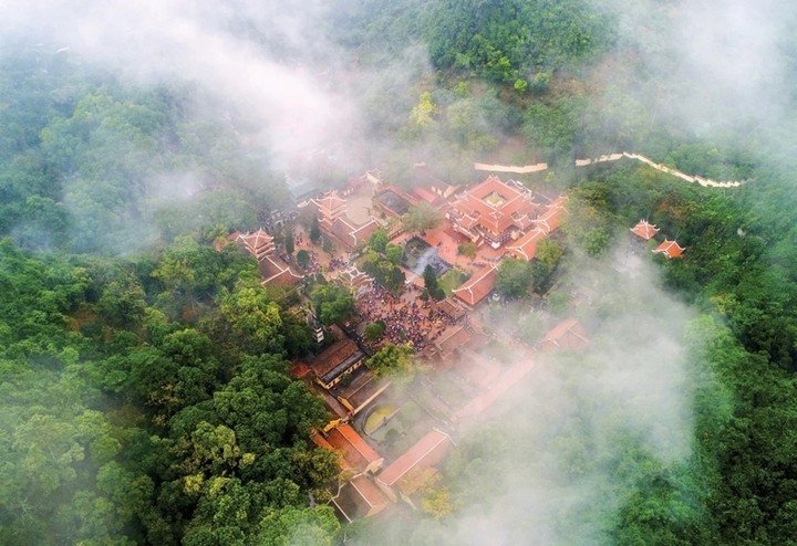 Chùa Hương nằm tại xã Hương Sơn, Hà Nội, cách trung tâm Thủ đô khoảng 60 km về phía tây nam. Đây là một quần thể danh thắng gồm nhiều đình, chùa, đền, núi non, hang động, hệ động vật, thảm thực vật. (Ảnh: Chùa Hương)