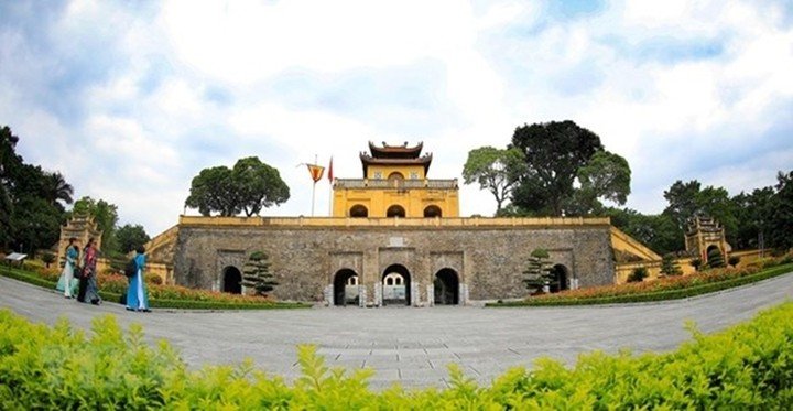 Hoàng thành Thăng Long là điểm đến phù hợp với du khách muốn tìm hiểu lịch sử của Thủ đô. Quần thể di tích rộng lớn này lưu giữ nhiều dấu tích kiến trúc và khảo cổ qua các thời kỳ. (Ảnh: Bvhttdl)
