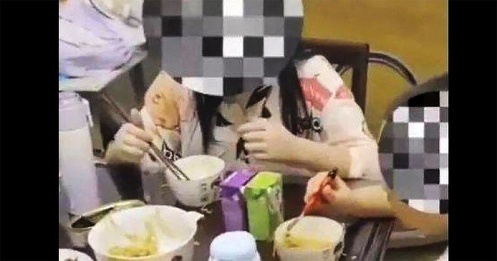 Ba chị em ăn bữa mỳ cho cảnh sát nấu hộ.