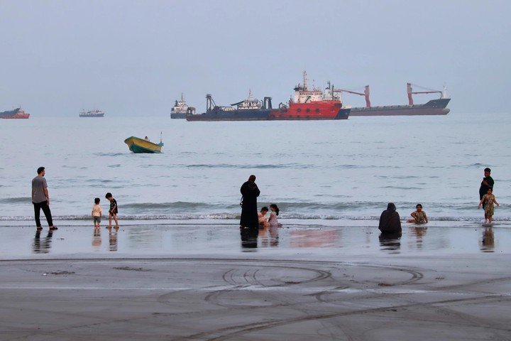 Iran tuyên bố thực hiện quyền kiểm soát “hoàn toàn và mang tính quyết định” đối với eo biển Hormuz. (Ảnh: AP)