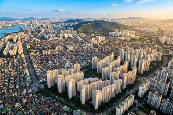 Hàn Quốc thiết lập các khoản vay chính sách mới dành riêng cho người trẻ và các cặp vợ chồng mới cưới mua nhà để ở. (Ảnh minh hoạ: Reuters, AI)