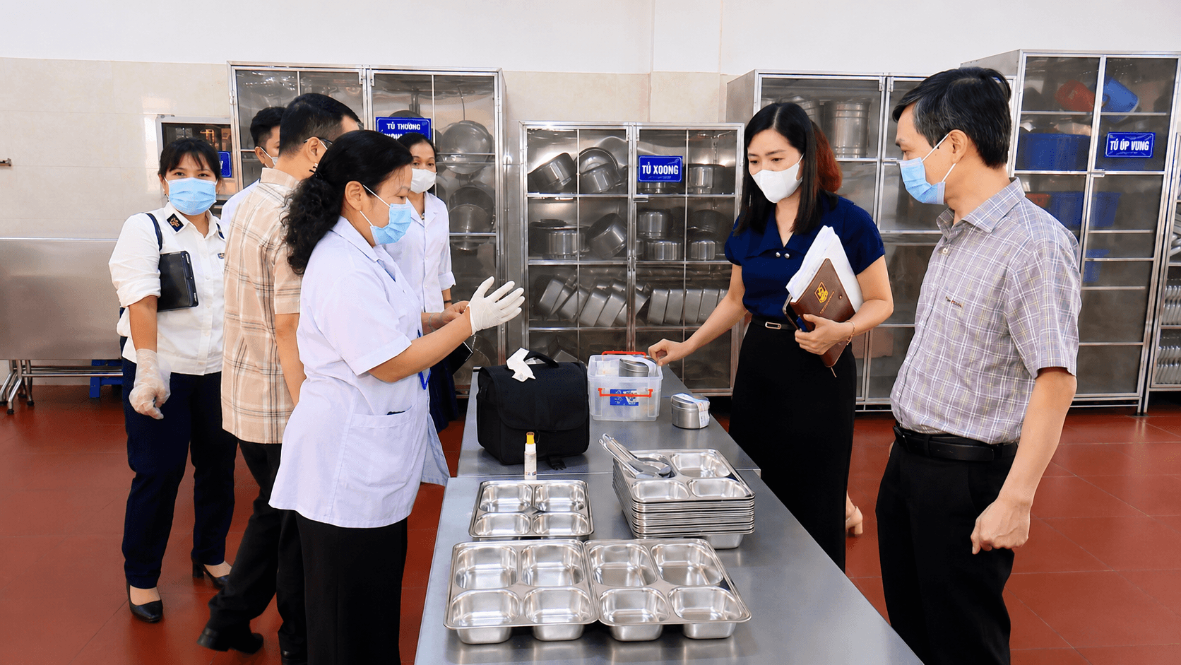 Công tác kiểm tra, giám sát bữa ăn bán trú được thực hiện chặt chẽ ngay từ khâu tiếp nhận, chế biến và chia suất ăn. Ảnh: Đỗ Duẩn