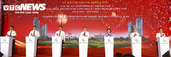 Bí thư Thành ủy TP.HCM Trần Lưu Quang cùng các đại biểu bấm nút khởi công các dự án trọng điểm sáng 29/8 tại đầu cầu khu chỉnh trang đô thị Mả Lạng- chợ Gà Gạo