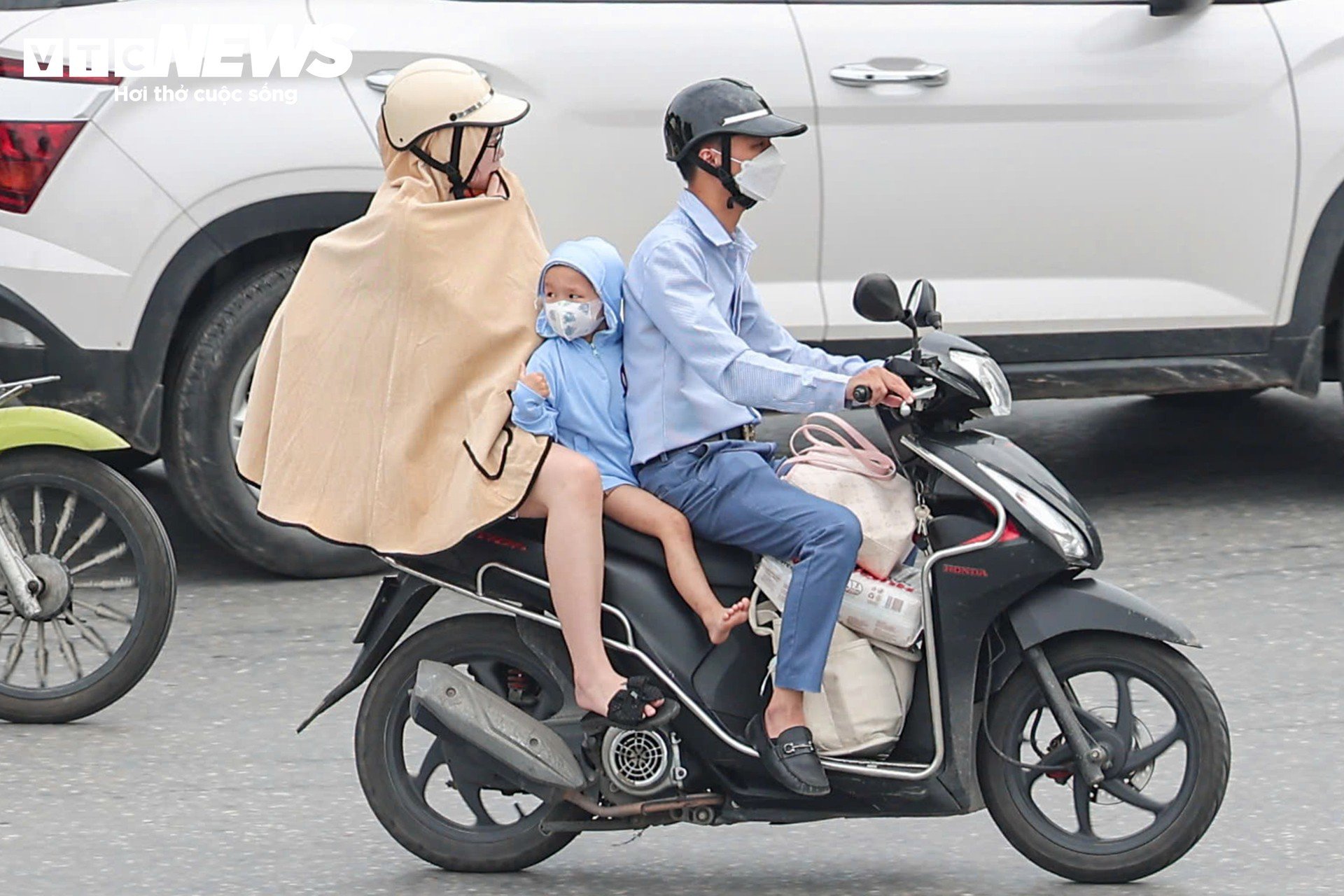 Những em bé mệt nhoài trên hành trình rời Hà Nội về quê nghỉ lễ Quốc khánh 2/9 - 7