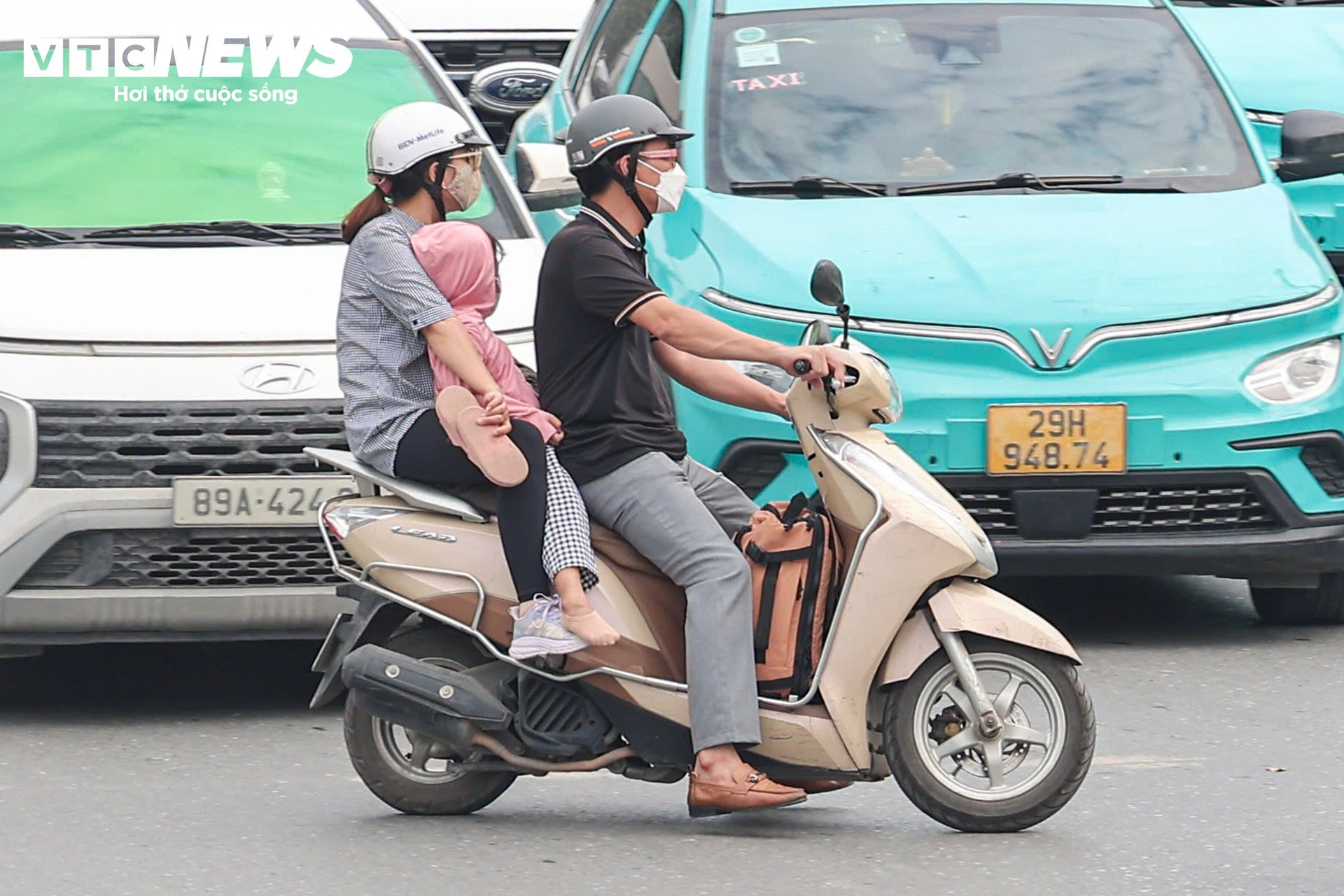 Những em bé mệt nhoài trên hành trình rời Hà Nội về quê nghỉ lễ Quốc khánh 2/9 - 9