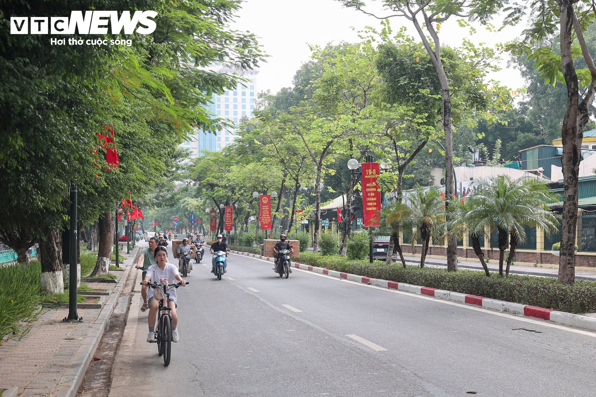 Những em bé mệt nhoài trên hành trình rời Hà Nội về quê nghỉ lễ Quốc khánh 2/9 - 14