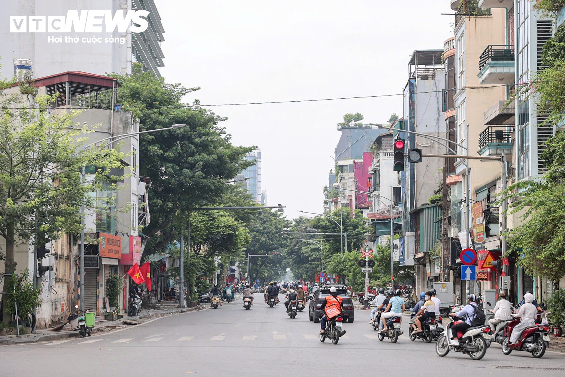 Những em bé mệt nhoài trên hành trình rời Hà Nội về quê nghỉ lễ Quốc khánh 2/9 - 16