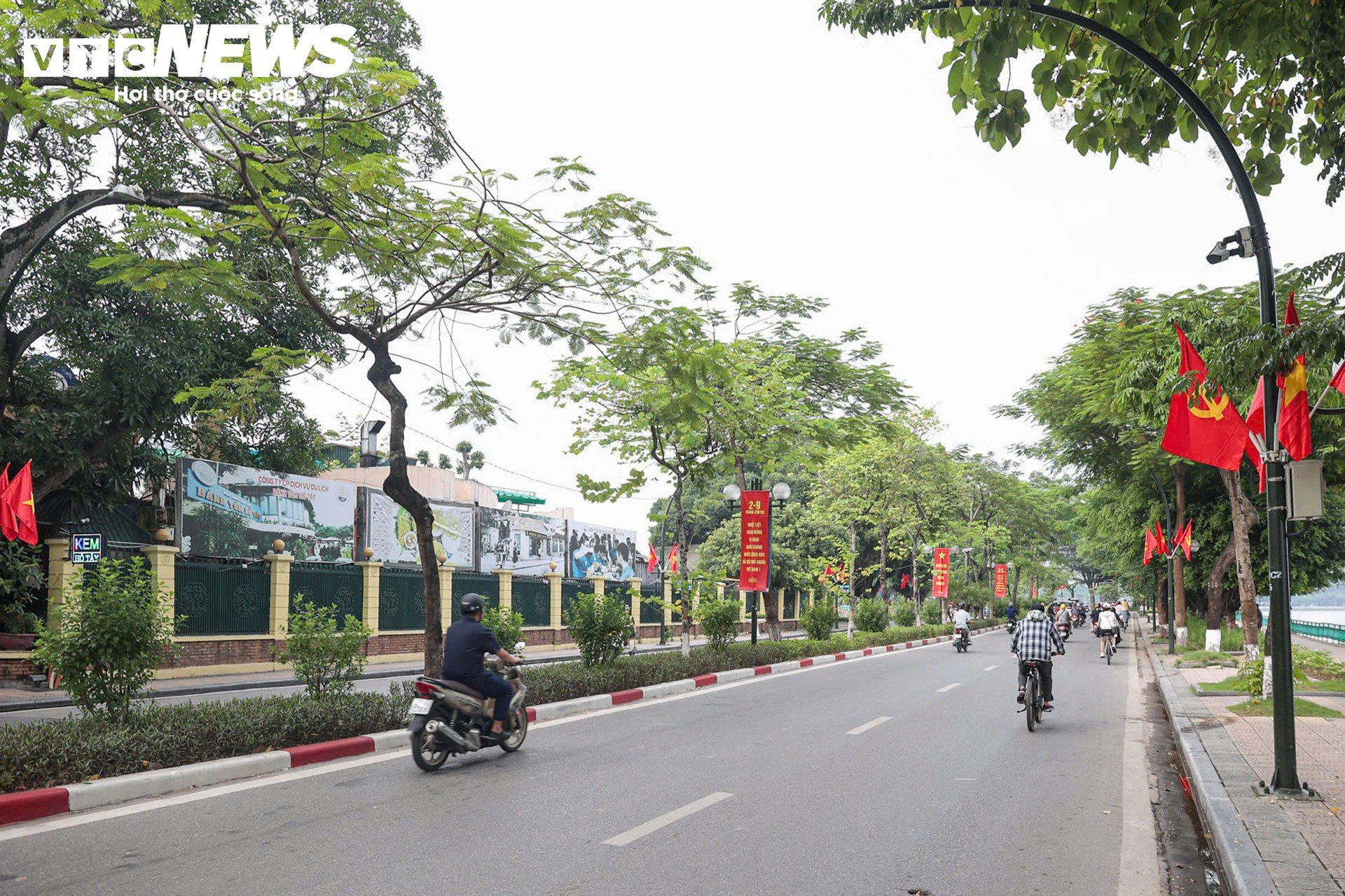 Những em bé mệt nhoài trên hành trình rời Hà Nội về quê nghỉ lễ Quốc khánh 2/9 - 17