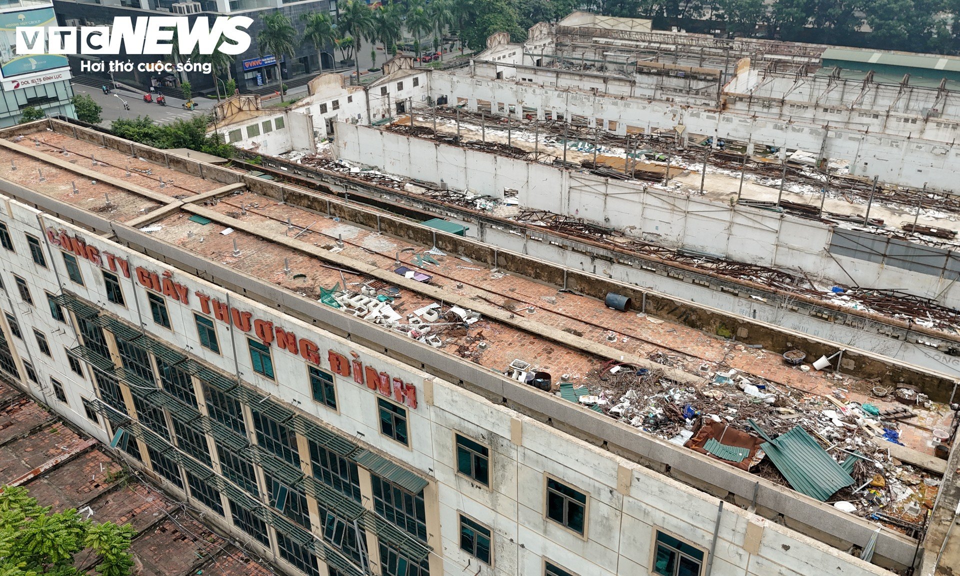 Cận cảnh tháo dỡ nhà máy Giầy Thượng Đình trên khu đất vàng Hà Nội - 2