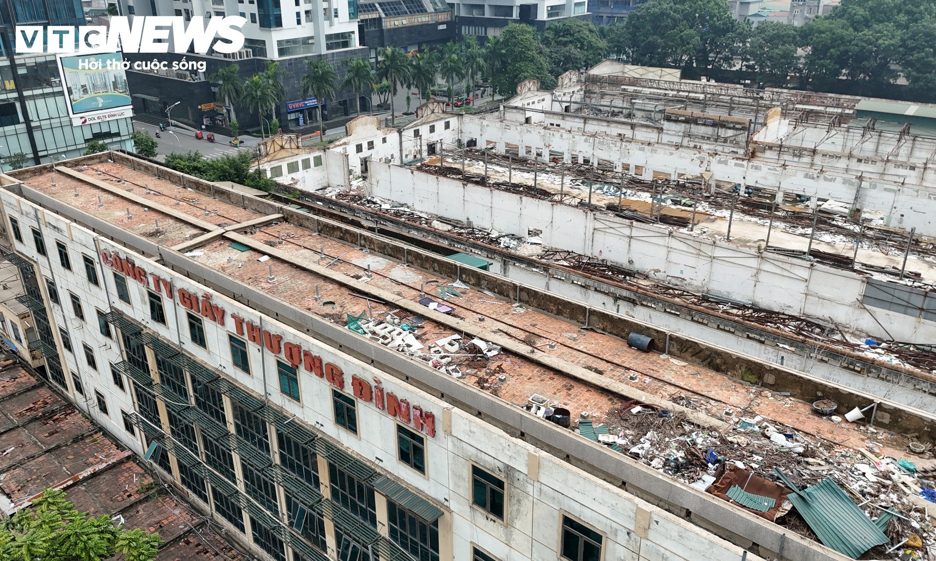 Cận cảnh tháo dỡ nhà máy Giầy Thượng Đình trên khu đất vàng Hà Nội - 8