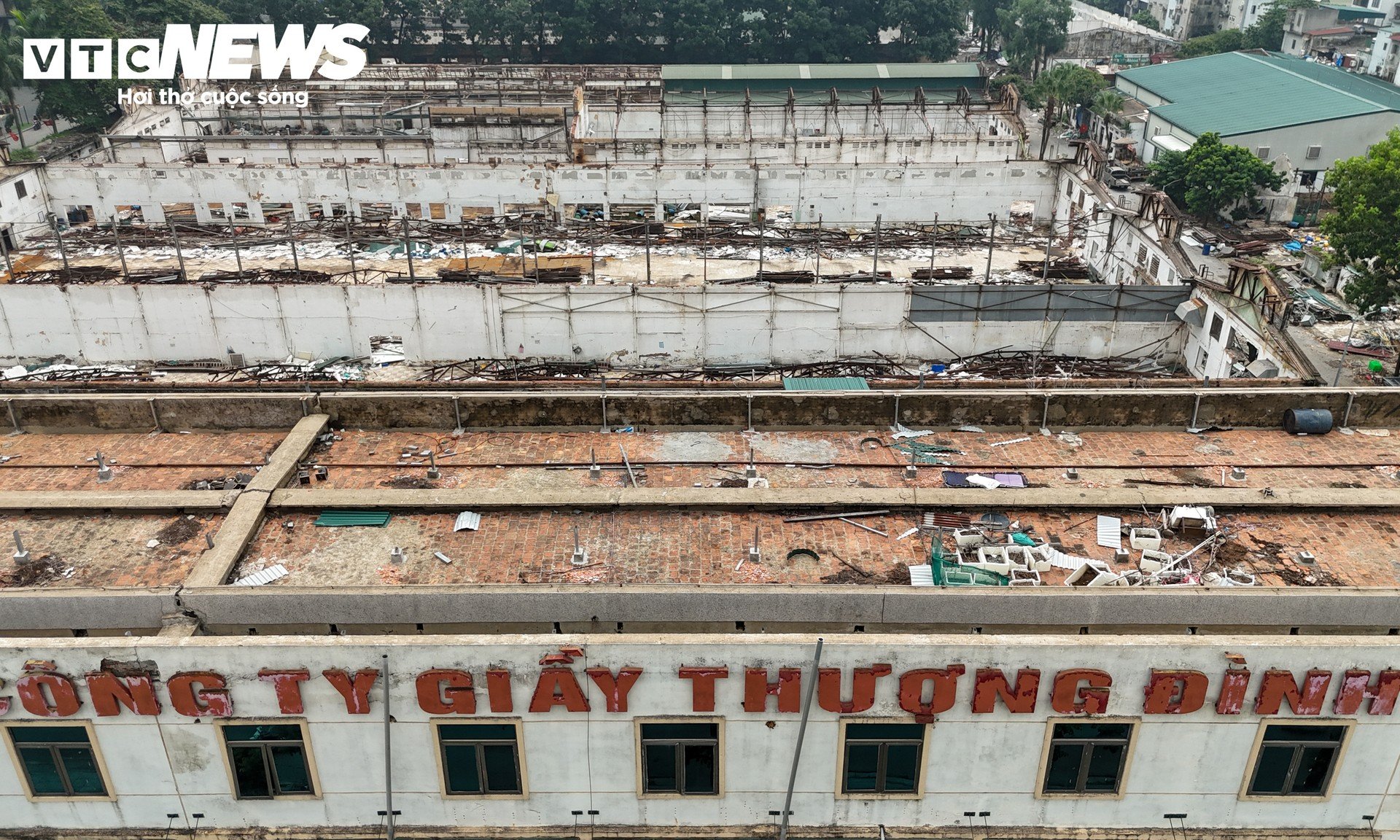 Cận cảnh tháo dỡ nhà máy Giầy Thượng Đình trên khu đất vàng Hà Nội - 9