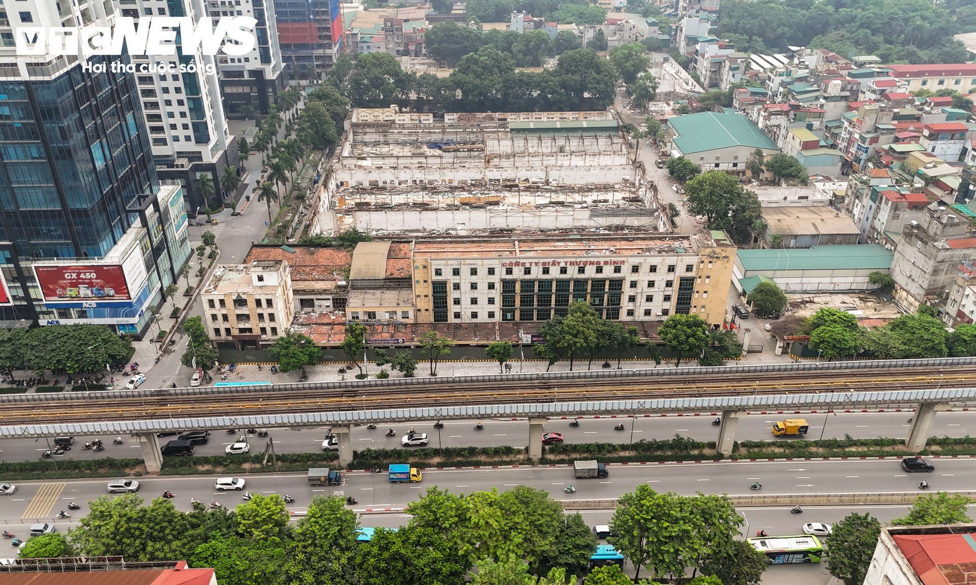Cận cảnh tháo dỡ nhà máy Giầy Thượng Đình trên khu đất vàng Hà Nội - 10