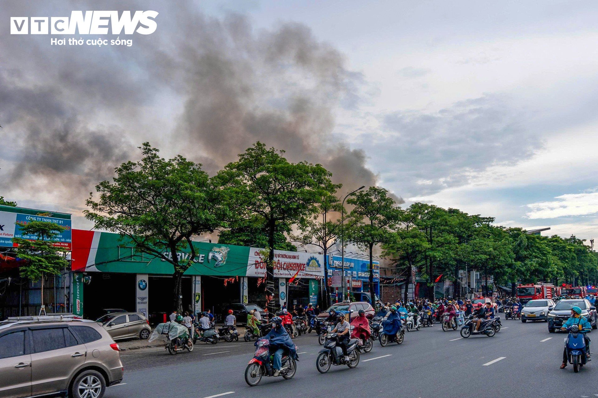 Hiện trường cháy xưởng sửa chữa ô tô, cuồn cuộn khói đen trùm khu vực - 2