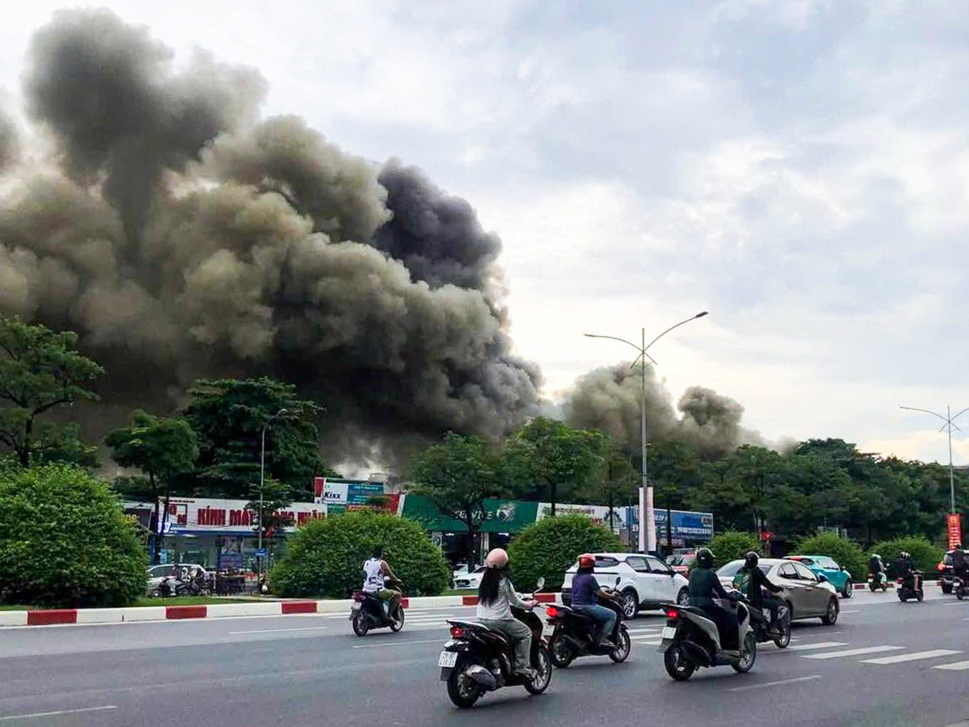 Hiện trường cháy xưởng sửa chữa ô tô, cuồn cuộn khói đen trùm khu vực - 4