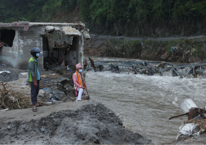 Người dân Nepal đang quan sát sự tàn phá sau trận lũ quét và sạt lở đất. (Ảnh: Reuters)