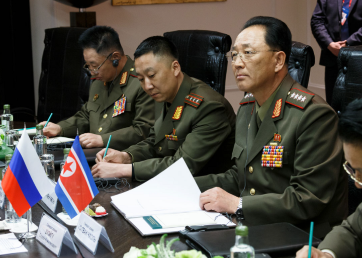 Bộ trưởng Quốc phòng Triều Tiên No Kwang-chol (ngoài cùng).