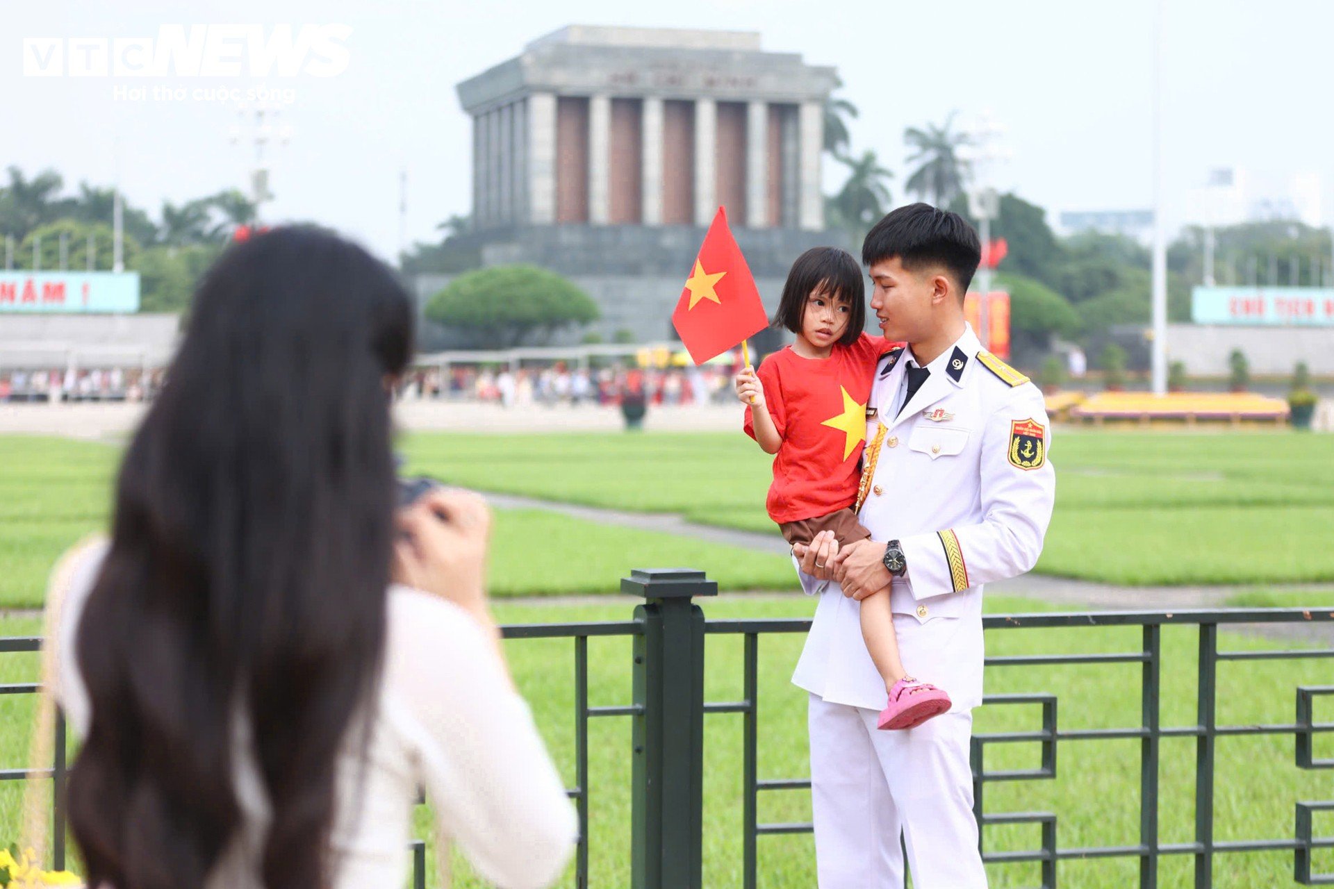 Thiếu nữ diện áo dài 'check-in' Quảng trường Ba Đình dịp 2/9 - 10